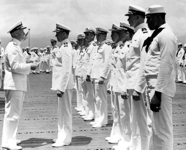 El Teniente Comandante Clarence W. McClusky recibe la Cruz de Vuelo Distinguido de manos del Almirante Chester Nimitz