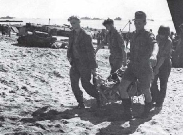 Prisioneros alemanes ayudando a la evacuación de los heridos norteamericanos en la playa de Paestum