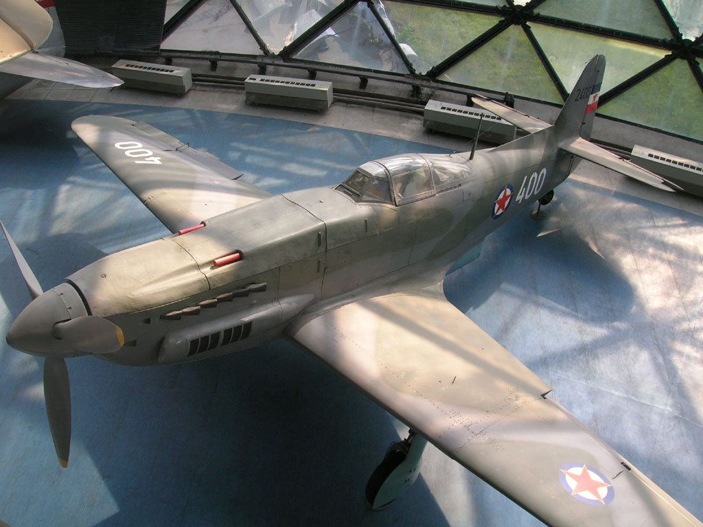 Yakovlev Yak-9P está en exhibición en el Belgrade Aviation Museum en Belgrado, Serbia