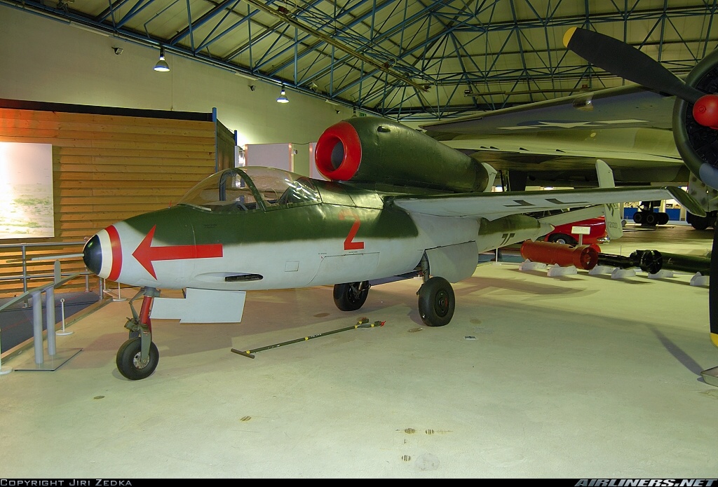 Heinkel He 162 A-2 Nº de Serie 120227 está en exhibición en el RAF Museum de Hendon en Londres, Inglaterra