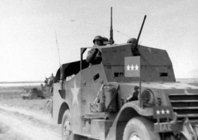 Patton en su vehículo personal M3A1 en Gafsa, Túnez. 30 de marzo de 1943