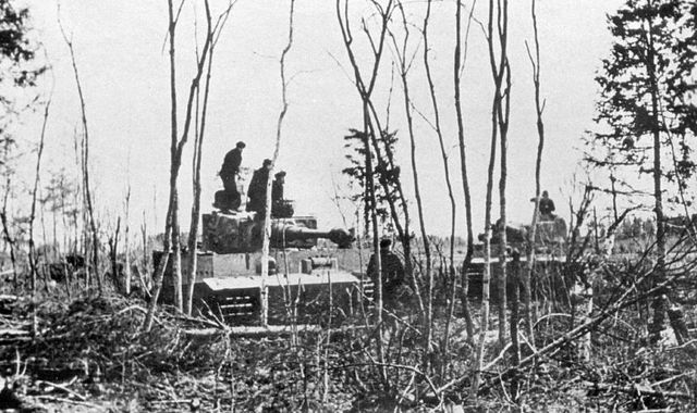 Dos Tigers del S. Pz. Abt. 501 preparándose para el combate
