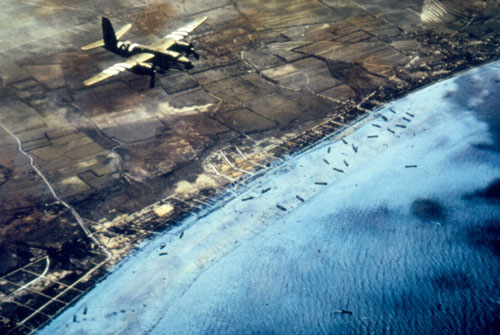 Bombarderos B-26 sobrevolando las áreas de desembarco. Fotografía coloreada digitalmente