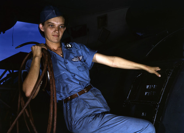Con la determinación de una mujer, Lorena Craig se hace cargo de un trabajo de hombre grande en Corpus Christi, Texas. Antes de venir a trabajar en la base aérea naval que era una chica de tiendas por departamento. Ahora ella es una trabajadora bajo administración pública. Fotografiada en agosto de 1942