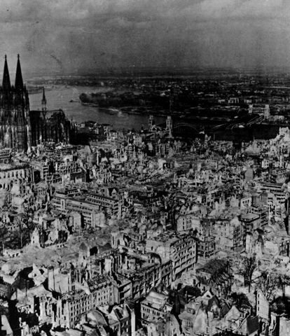 La ciudad de Colonia después de un bombardeo aliado