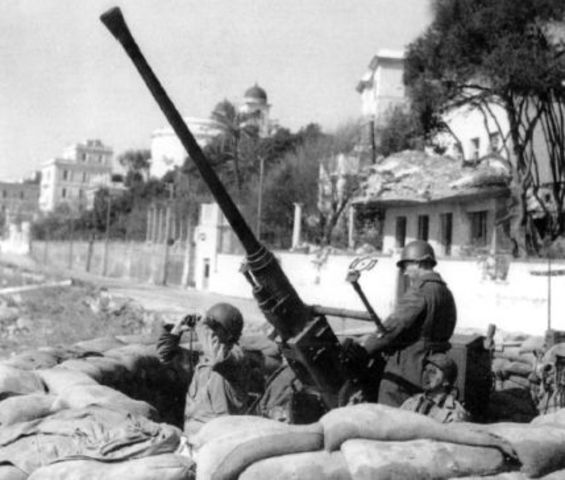 Antiaéreo Bofors 40 mm desplegado junto a la playa de Anzio, objetivo frecuente de los ataques de la Luftwaffe