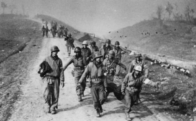 Heridos de la 36ª División de Infantería Texas son evacuados después del fallido cruce del río Rápido