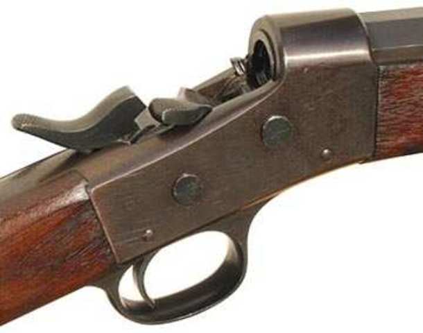 Detalle de un Remington con el cierre abierto esperando la carga de un cartucho en la recámara
