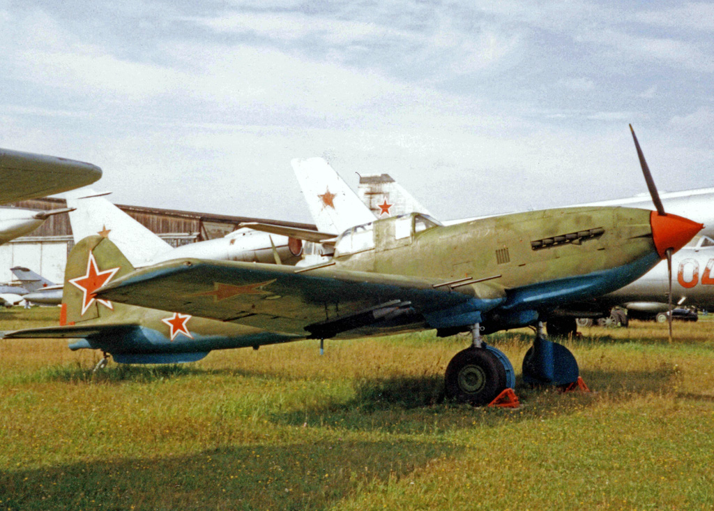 Ilyushin Il-10 está en exhibición en el The Central Air Force Museum en Monino, Moscú, Rusia