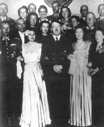 Eva Braun y Hitler en la boda de Gretl