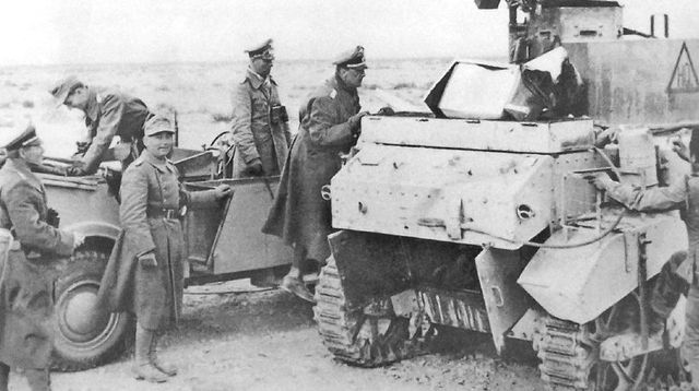 Rommel observa junto a varios de sus oficiales un tanque británico M3 Stuart capturado cerca de Tobruk
