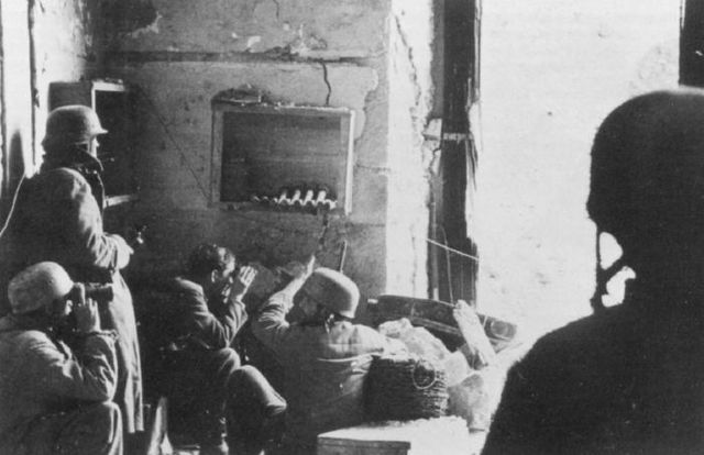 Posición alemana en las ruinas de Cassino en marzo de 1944. Estos hombres pertenecen a la 1ª Fallschirmjäger Division del general Heidrich