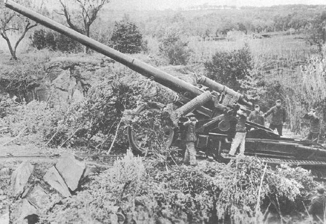 Un Kanone 18 de 170 mm bombardeando las posiciones anglo-norteamericanas en Anzio