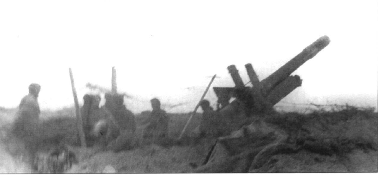 Pieza de 152 mm mod 1937 bajo el mando del Tte A. Nabilkov mantuvo bajo continuo cañoneo las posiciones alemanas en Kerch, Nov 1943