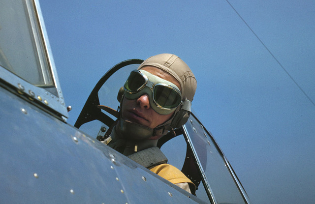 Teniente de la marina, piloto de planeador de entrenamiento, listo para el despegue, en Page Field, Parris Island, Carolina del sur, en mayo de 1942
