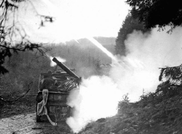 Batería de cohetes disparando una salva durante los combates en el Hürtgenwald. 26 noviembre 1944