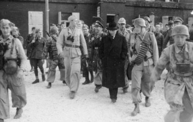 Otra imagen de Skorzeny y Mussolini momentos después de la liberación de este último
