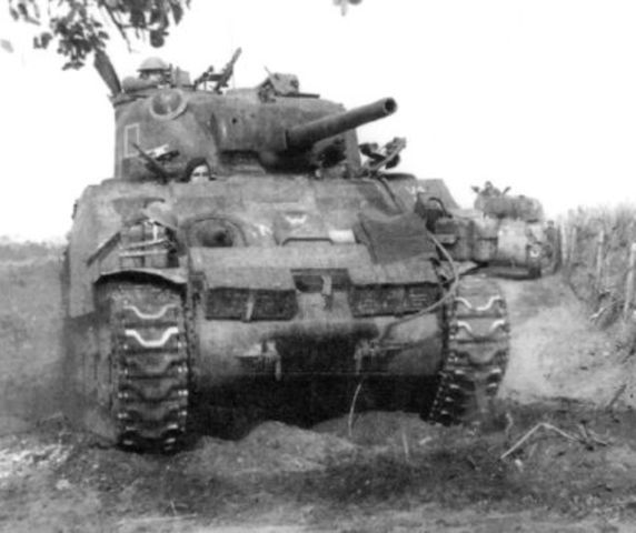 Shermans del 46th Royal Tank Regiment RTR apoyando el avance de la 1st British Division en la cabeza de playa de Anzio