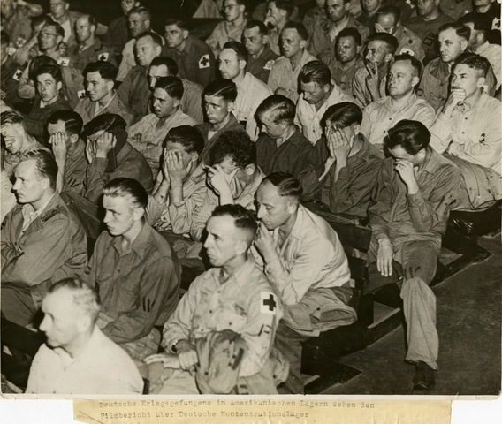 Reacción de prisioneros de guerra alemanes capturados por estadounidenses, al ver una película-documental sobre los campos de concentración. 1945