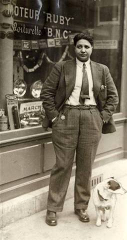 Violette vestida con americana y pantalón en 1932