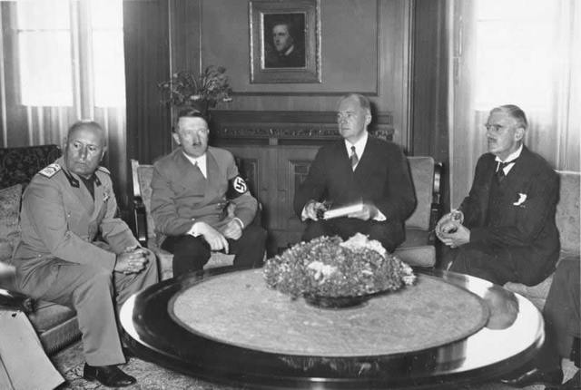 Mussolini, Hitler, Daladier y Chamberlain firman el Pacto de Munich. 1938