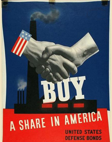 Dos manos, una con la insignia de la bandera americana en el pulo de la camisa en un apretón de manos con otra y con trasfondo de las chimeneas de una fábrica