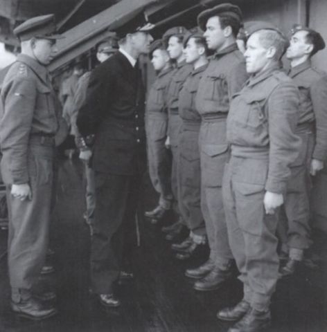 Lord Louis Mountbatten, Comandante en Jefe de Operaciones Combinadas inspeccionando a los hombres del 3er Comando a bordo del HMS Prince Leopold en Scapa Flow antes de la Operación Archery