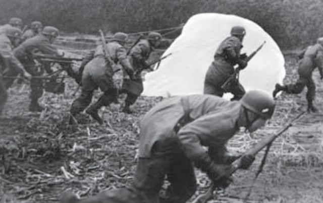 Fallschirmjägers en acción durante la invasión de Holanda. Mayo 1940