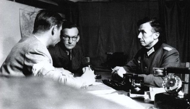 Oficiales del AK interrogando al Major Max Dirske. 18 de agosto de 1944. A diferencia de los alemanes, los polacos trataron a los cautivos alemanes, exceptuando a los SS, de acuerdo con la Convención de Ginebra