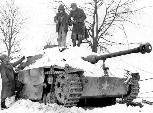 Ingenieros norteamericanos junto a un StuG III de la 150ª Brigada Panzer puesto fuera de combate cerca de Géromont