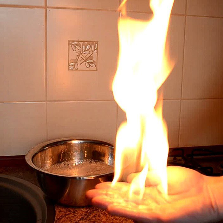 Mano-brucia-in-cucina