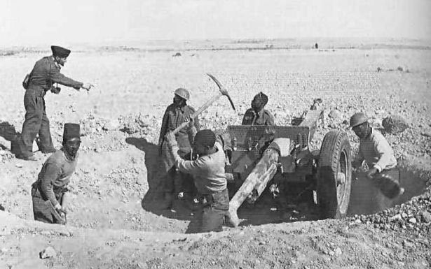 Tropas coloniales francesas cavando una posición de artillería para un cañón de 75 mm