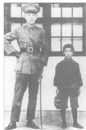 Chiang Wei-kuo a los 8 años de edad junto a su padrastro Chiang Kai-shek. 1924