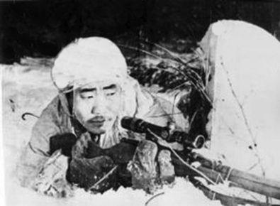 El francotirador yakuto, Fyodor Okhlopkov con camuflaje de invierno en una imagen de 1943. Prefería disparar en la cabeza, alegando que eran 100 por 100 fatales