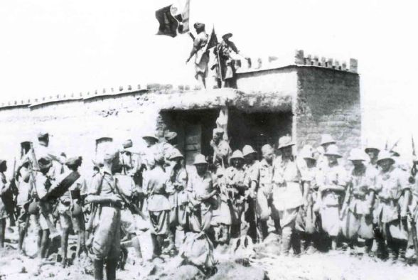 Camisas negras italianos y tropas indígenas somalíes capturando un fuerte italiano en Somaliland. Agosto de 1940